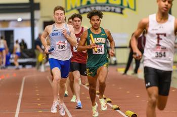 Image of Kai Muniz running on the track 