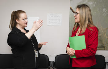 Rebcca Sutter discusses the opioid services offered at the MAP Clinics with Representative Jennifer Wexton.